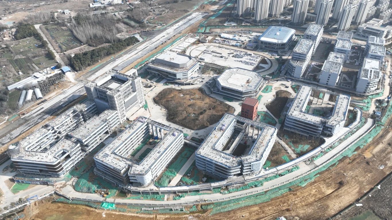 為確保合肥一中淝河校區(qū)項(xiàng)目2024年竣工交付節(jié)點(diǎn)如期完成，迅速掀起春節(jié)后復(fù)工即大干勞動(dòng)熱潮，形成一股緊張快干、提速爭(zhēng)先的濃厚氛圍，2月16日，合肥一中淝河校區(qū)項(xiàng)目召開(kāi)節(jié)后復(fù)工動(dòng)員大會(huì)。會(huì)上，各部門負(fù)責(zé)人報(bào)告了2023年度收尾工作情況及今年的工作任務(wù)，以月、周為時(shí)間軸線，明確各目標(biāo)節(jié)點(diǎn)，并以圖表的形式對(duì)各勞務(wù)班組負(fù)責(zé)人進(jìn)行全面交底，落實(shí)工作目標(biāo)責(zé)任制，做到責(zé)任到人，切實(shí)做到工作目標(biāo)化，目標(biāo)階段化，階段具體化，具體責(zé)任化。 (2)_副本.jpg